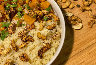 Curry de patates douces et noix de cajou à l’ail noir