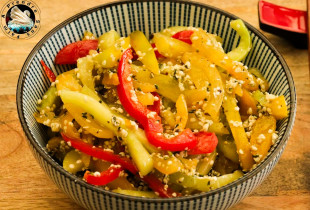 Une salade aux poivrons grillés et graines de chanvre : une fraîcheur pour l'été !