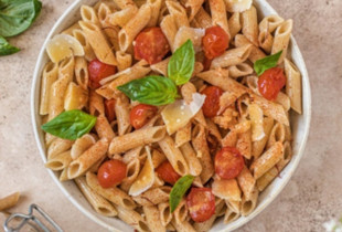 Penne complète aux tomates grillées à l'ail et graine de courge