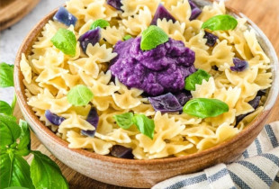 Salade de farfalle et sa sauce au chou rouge et graines de courge