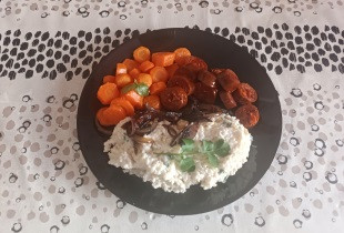 Chorizo sur son lit de Boulgour et de carottes glacées